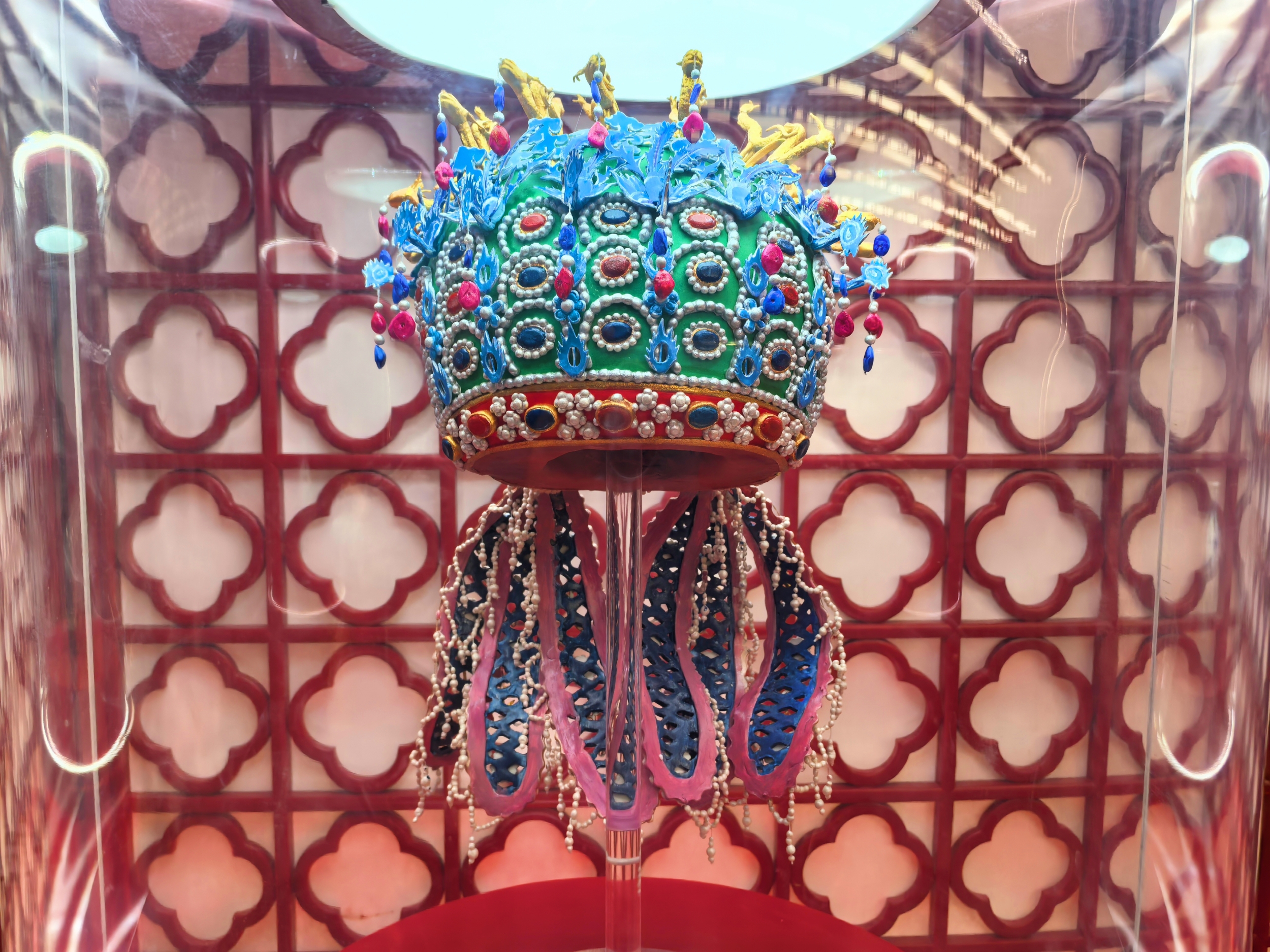 Une réplique en chocolat de la couronne des neuf dragons et des neuf phénix de la dynastie Ming est vue dans un musée du chocolat à Pékin le 6 avril 2026. /CGTN