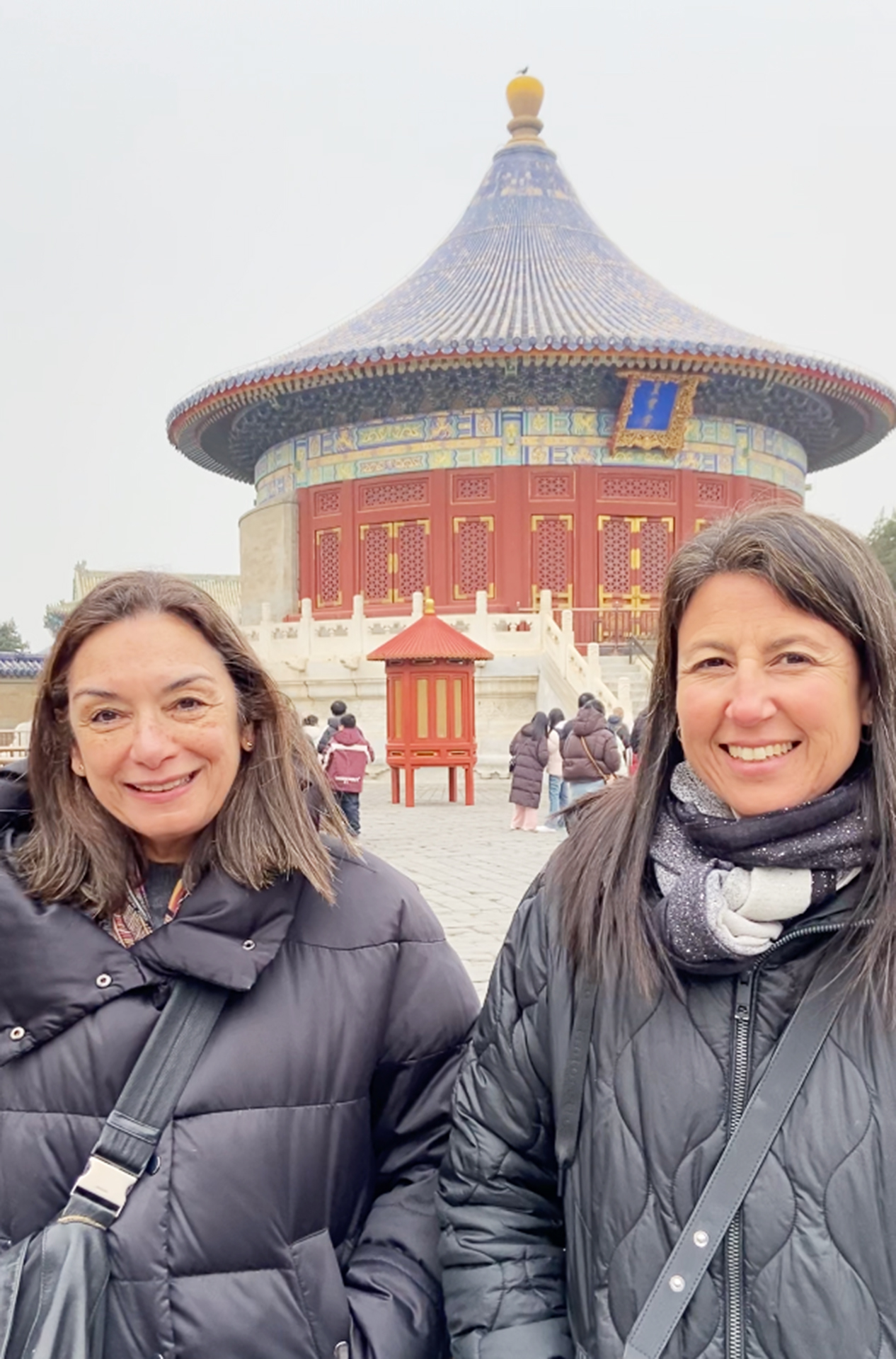Deux touristes espagnols visitent le Temple du Ciel à Pékin. /CGTN