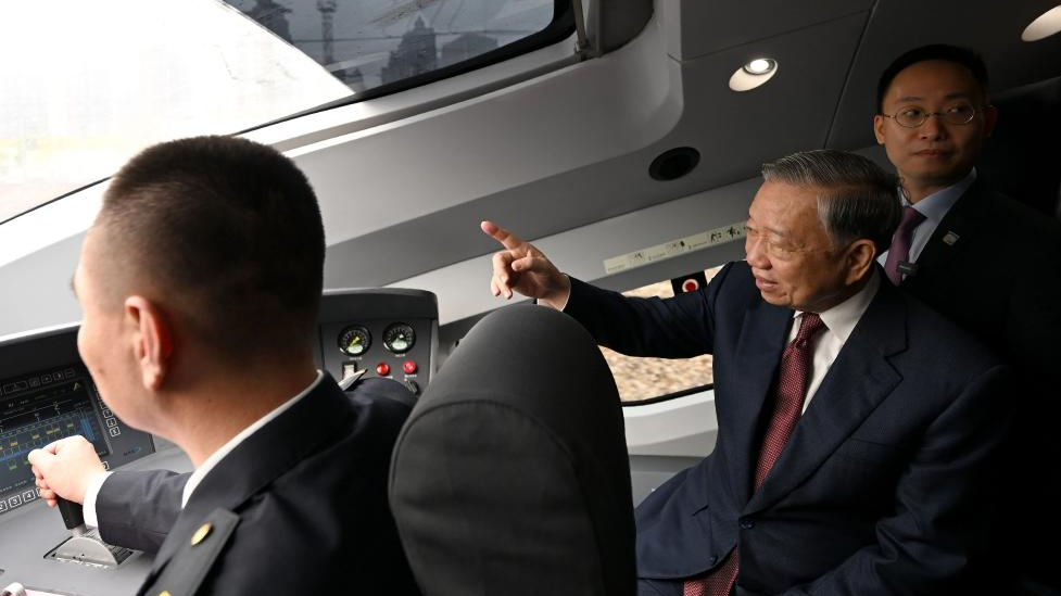 Le secrétaire général du Comité central du Parti communiste vietnamien et président vietnamien To Lam, en visite d'État en Chine, visite la cabine du conducteur alors qu'il prend un train à grande vitesse en route de Pékin, capitale de la Chine, vers la région autonome Zhuang du Guangxi, dans le sud de la Chine, le 16 avril 2026. /Xinhua