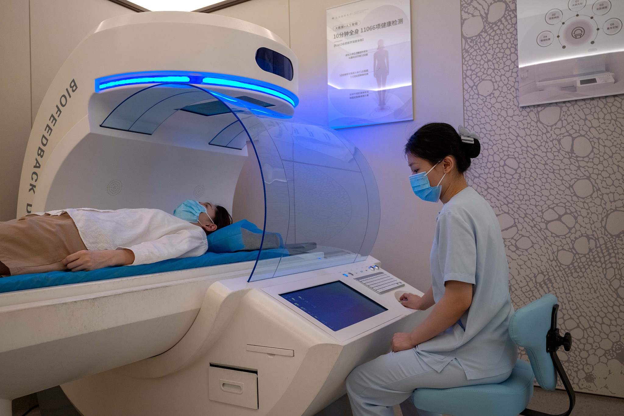 Un patient subit un examen médical dans un hôpital de Lecheng à Boao, province de Hainan, le 5 novembre 2024. /VCG