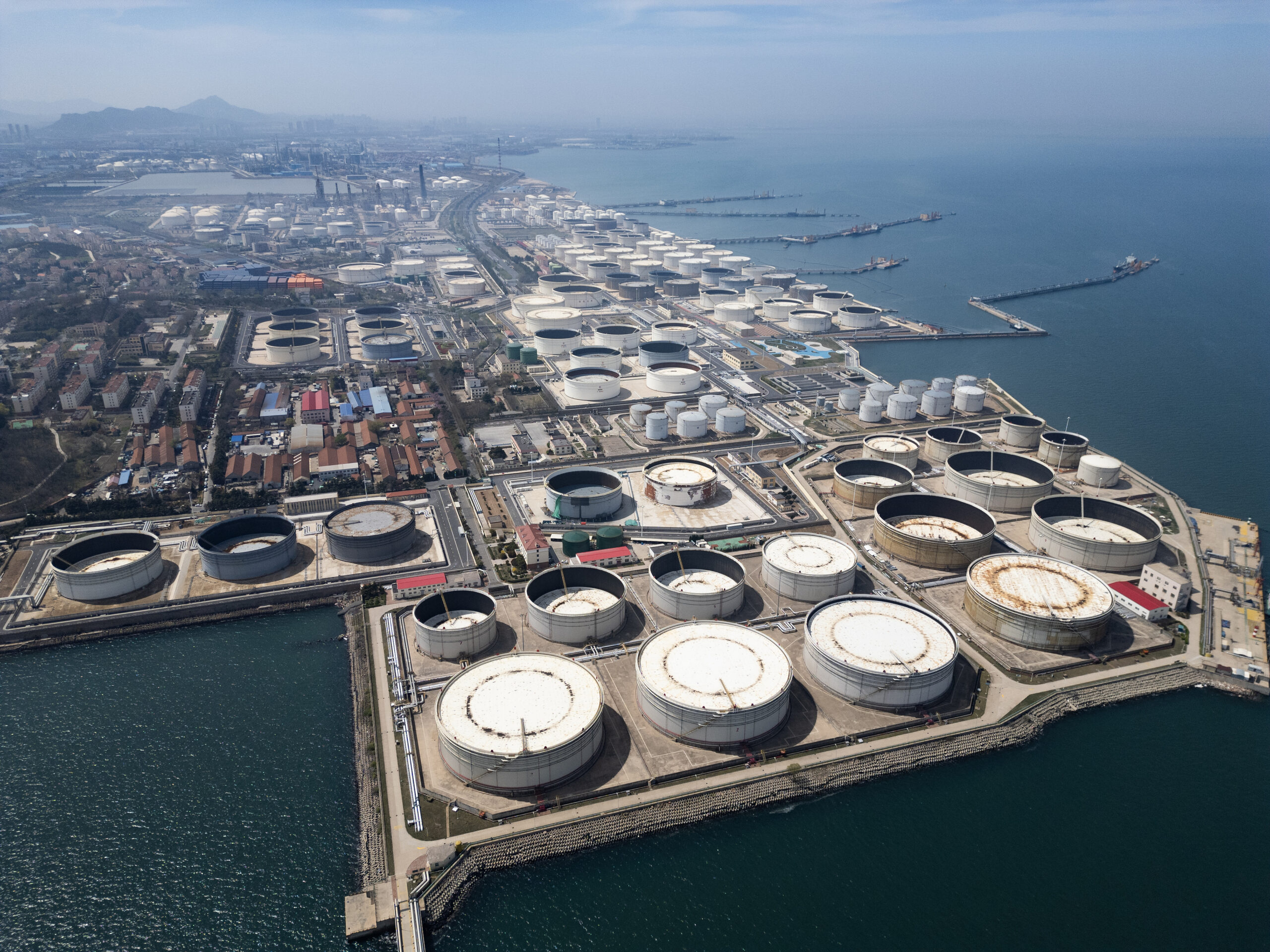 Vue aérienne du terminal pétrolier du port de Qingdao, à Qingdao, en Chine, le 12 avril 2026. /VCG