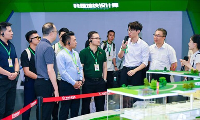 200 jeunes vietnamiens embarquent pour un « voyage d'études rouge » en Chine