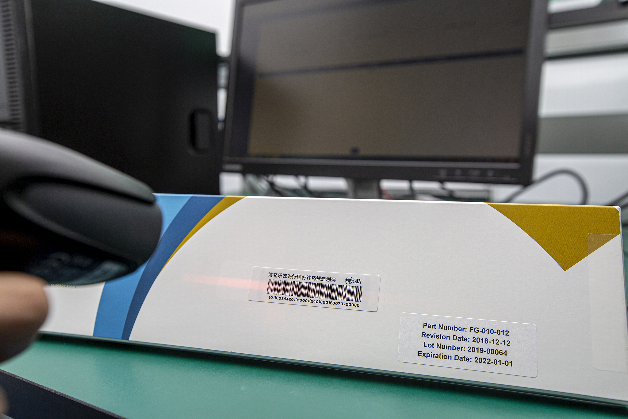 Un membre du personnel vérifie les médicaments importés à l'entrepôt sous douane de Lecheng à Boao, province de Hainan, le 26 novembre 2020. /VCG