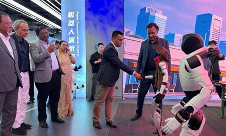 GT Sur place : « Chaque segment du système robotique est étonnamment incroyable », une délégation bangladaise émerveillée par le développement de la haute technologie de la Chine