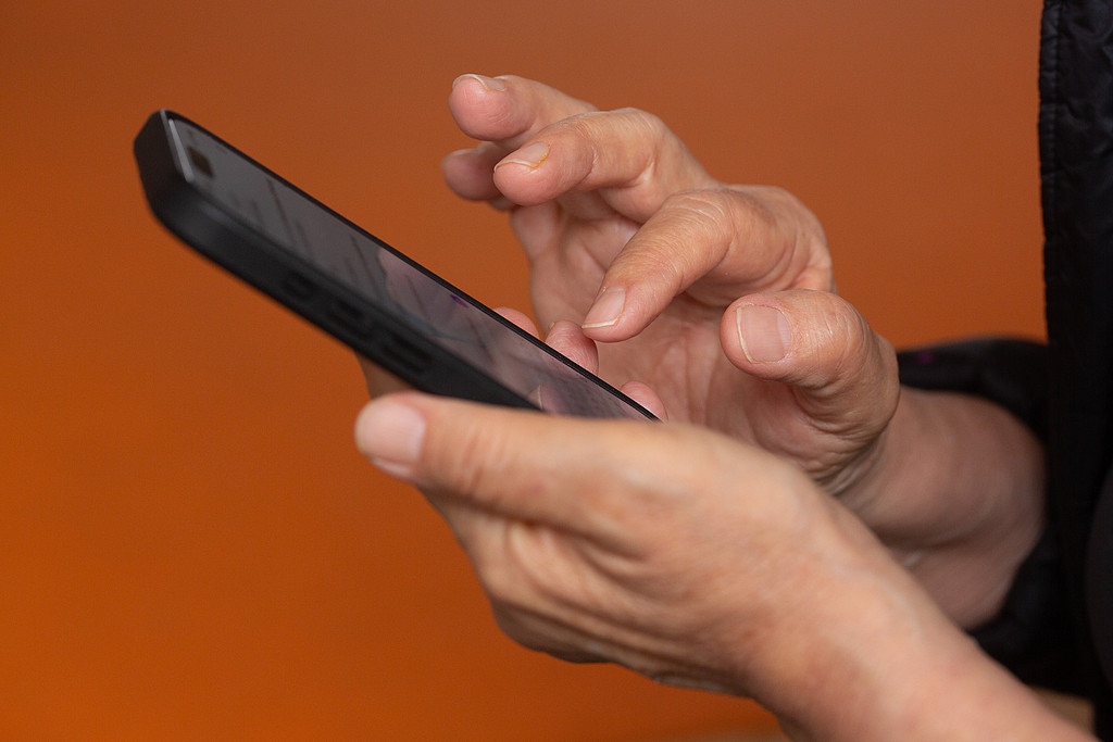 À l’aide d’outils d’échange de visage et de clonage vocal, l’IA a été utilisée pour faire croire à une mère chinoise âgée que son fils était toujours en vie alors qu’elle passait des appels vidéo avec