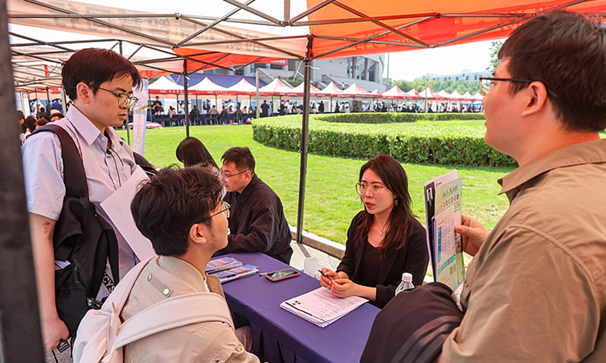 A large-scale job fair involving 300 companies was held at the plaza on the main campus of Zhengzhou University in Central China