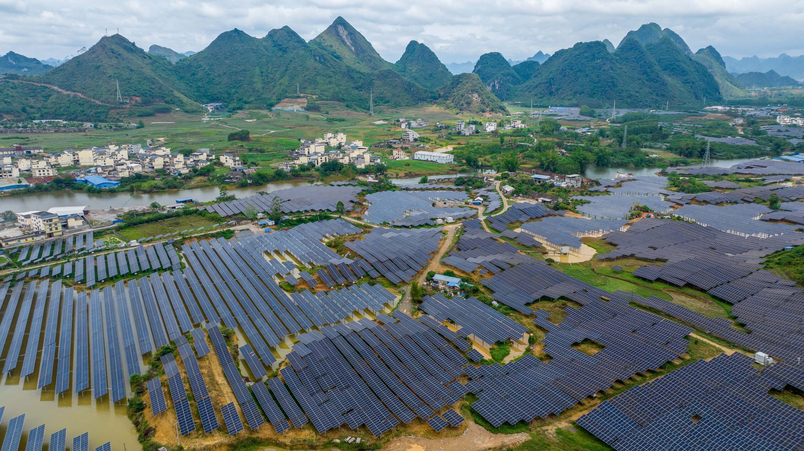 Une vue aérienne de la base de production d'énergie photovoltaïque de Hongqi dans le comté autonome de Dahua Yao, ville de Hechi, région autonome Zhuang du Guangxi, le 17 avril 2026. /VCG