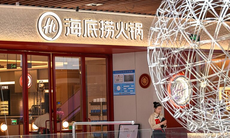 La chaîne chinoise de hotpots Haidilao enquête sur le cas d'employés achetant des cadeaux pour satisfaire les clients et s'excuse pour l'évaluation trop exigeante du magasin