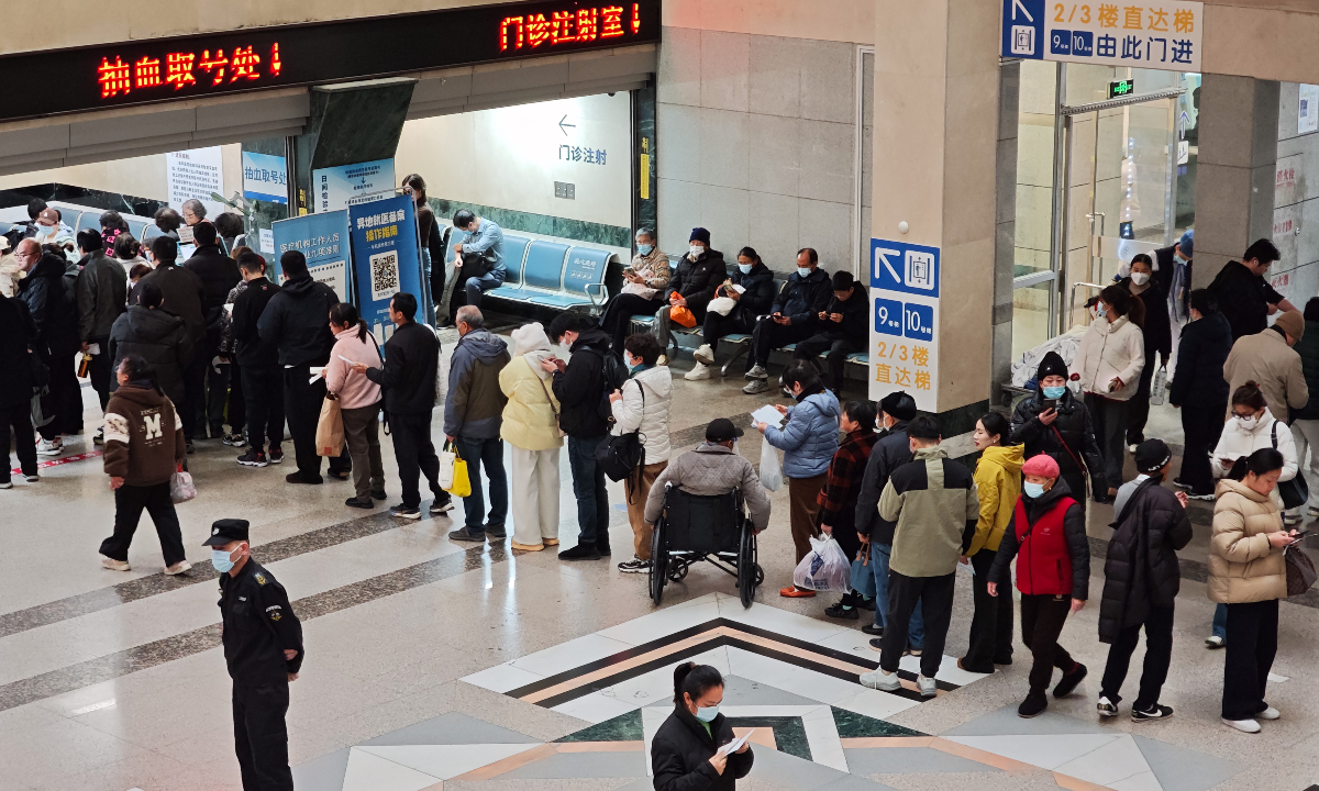 Patients line up for registration and payment at an outpatient hall of a hospital in Shanghai on December 22, 2025. Photo: IC