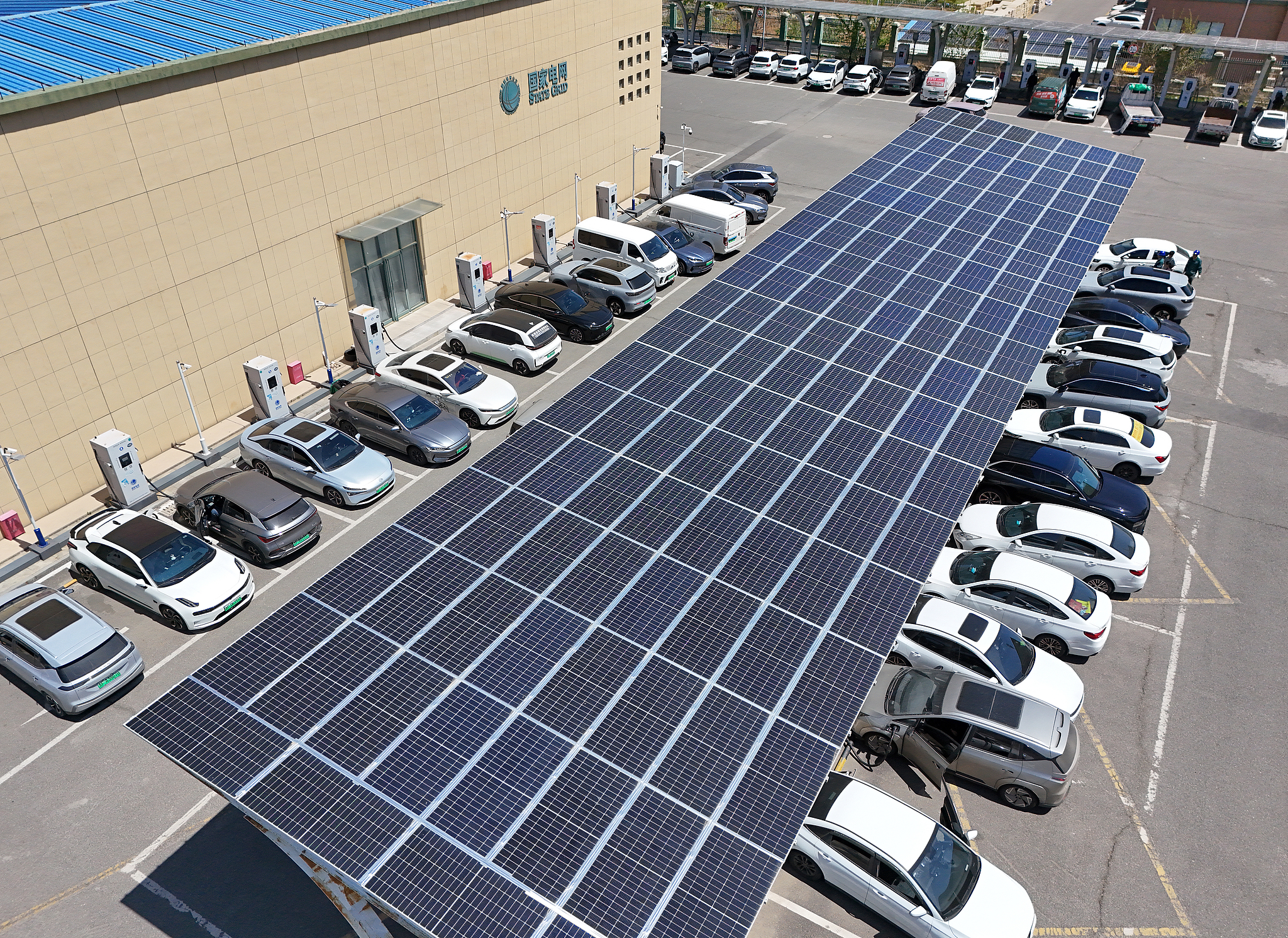 Des véhicules à énergie nouvelle sont chargés dans une station de recharge et d'échange de batteries pour véhicules électriques à Yantai, province du Shandong, dans l'est de la Chine, le 28 avril 2025. /CFP