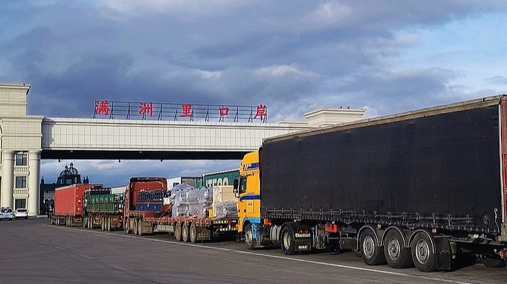 Des camions transportant des marchandises exportées vers la Russie font la queue pour passer la douane au port routier de Manzhouli, dans la région autonome de Mongolie intérieure, dans le nord de la Chine, le 31 octobre 2025. /VCG