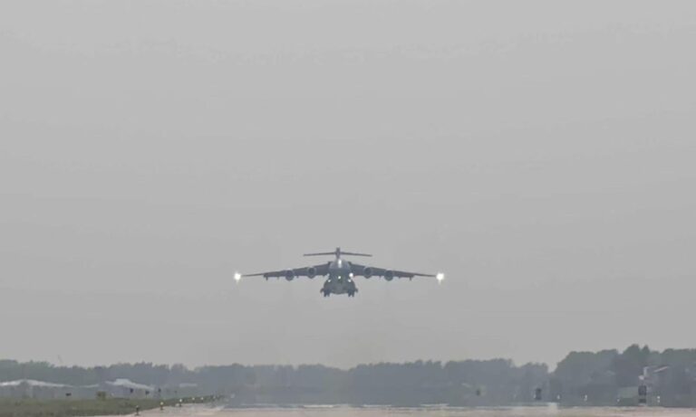 Le Y-20B effectue sa première mission à l'étranger et s'envole vers la République de Corée pour rapatrier les restes du 13e groupe de martyrs des Volontaires du peuple chinois