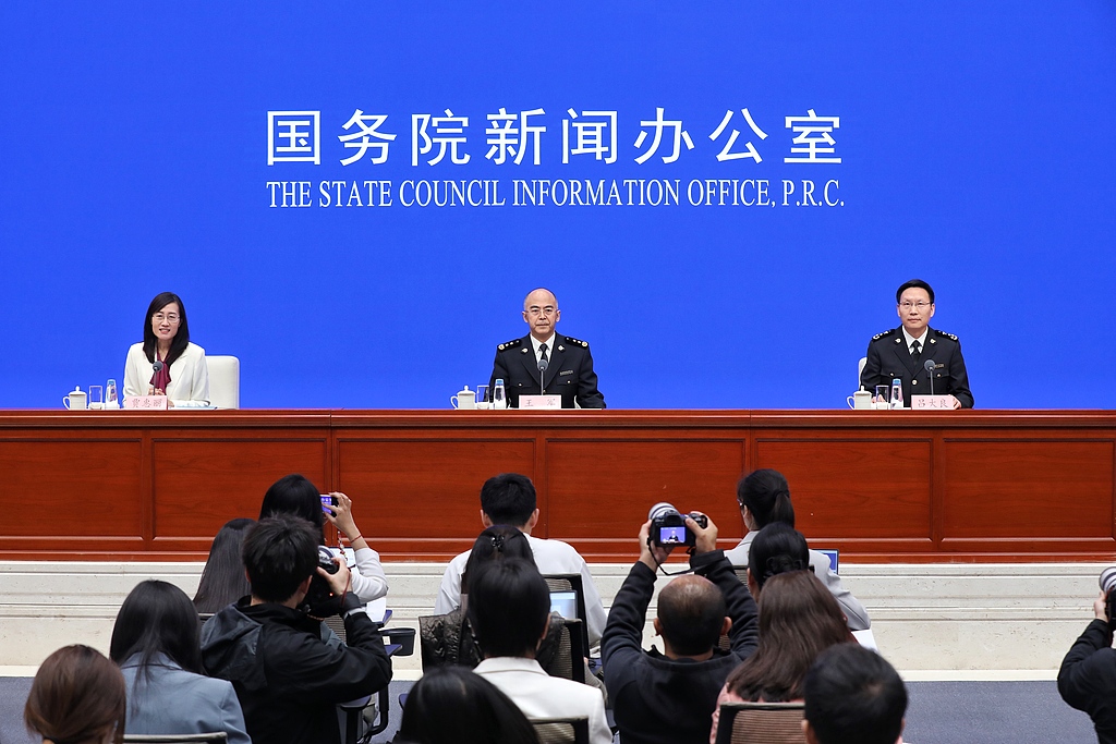 Les douaniers chinois s'expriment lors d'une conférence de presse organisée par le Bureau d'information du Conseil d'État pour présenter les données d'importation et d'exportation du premier trimestre 2026 à Pékin, en Chine, le 14 avril 2026. /VCG