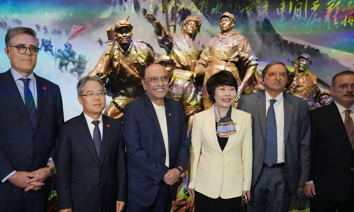 Pakistani President Asif Ali Zardari (3rd from left) poses for a group photo at Shaoshan Mao Zedong Memorial Museum in Shaoshan, Central China