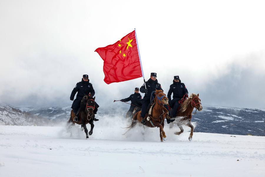 Une patrouille de police dans la préfecture d'Altay, dans la région autonome ouïgoure du Xinjiang, dans le nord-ouest de la Chine, le 2 octobre 2025. /Xinhua