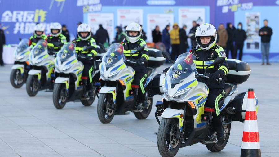 Des policiers démontrent leurs compétences en moto à Shijiazhuang, dans la province du Hebei, dans le nord de la Chine, le 10 janvier 2026. /Xinhua