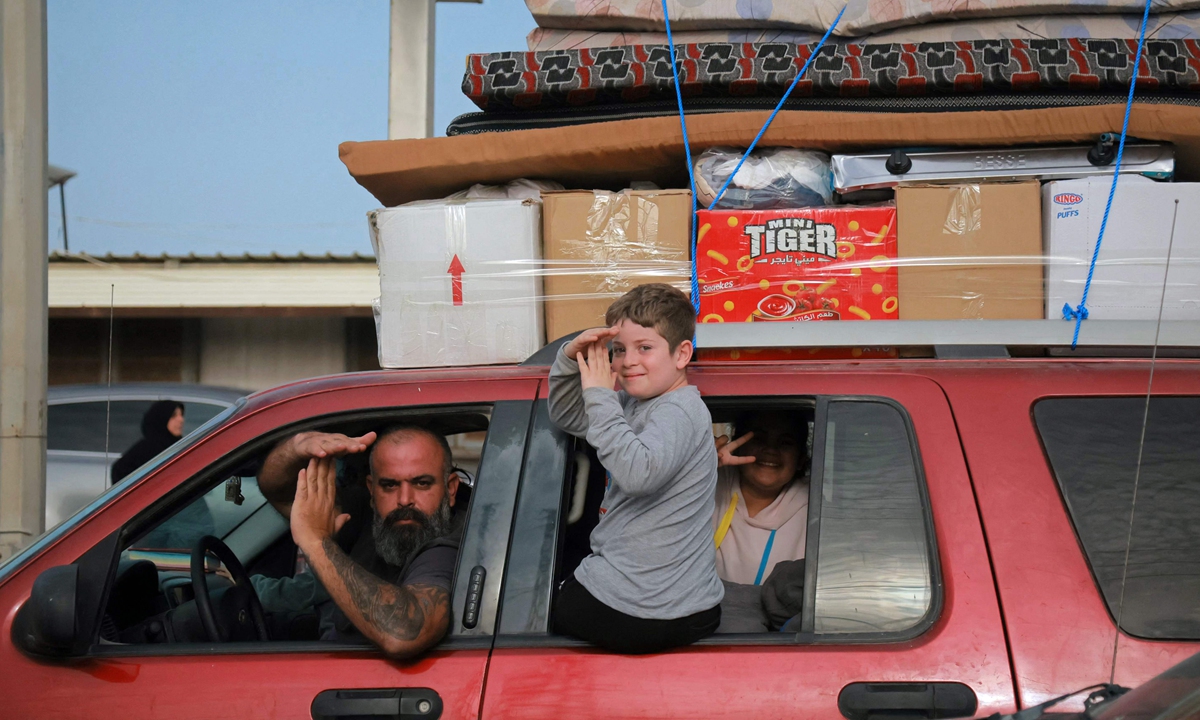 Displaced residents travel through the Qasmieh area as they gesture on the way back to their homes in southern Lebanon, on April 17, 2026. A 10-day ceasefire between Israel and Lebanon went into effect on the day, potentially removing a major stumbling block in the ongoing peace talks between the US and Iran, according to the New York Times. Photo: VCG