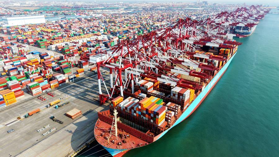 Une photo aérienne prise par un drone du port de Qingdao, dans la province du Shandong, dans l'est de la Chine, prise le 10 mars 2026. /Xinhua