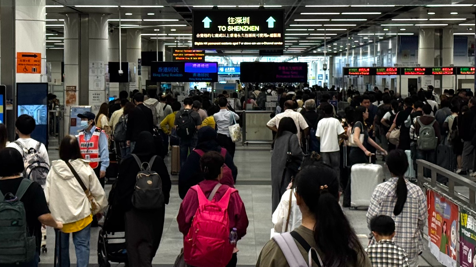 Les résidents de Hong Kong font la queue en grand nombre pour voyager vers le nord au port de la baie de Shenzhen, à Shenzhen, dans le sud de la Chine, le 2 avril 2026. /VCG