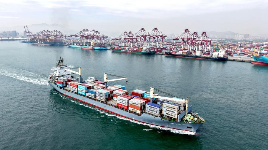 Un cargo transportant des conteneurs quitte le port de Qingdao, dans la province du Shandong (est de la Chine), le 14 avril 2026. /Xinhua