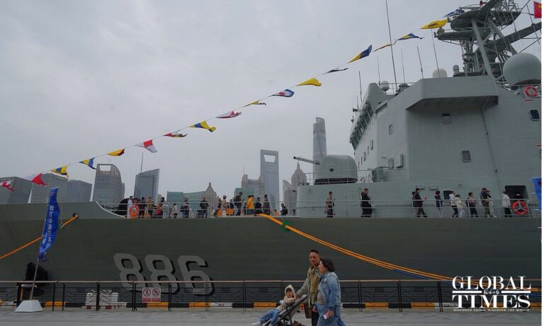 « Sentez-vous profondément satisfaits et fiers » : les habitants de Shanghai participent aux événements de lancement de navires marquant le 77e anniversaire de la marine de l'APL