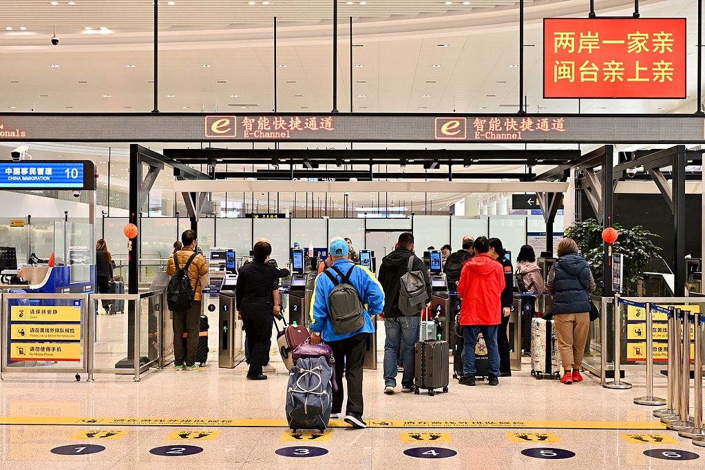 Des compatriotes taïwanais passent par un canal de dédouanement intelligent et rapide au terminal passagers de Wutong, dans la ville de Xiamen, province du Fujian, dans le sud-est de la Chine, le 9 décembre 2025. /CFP