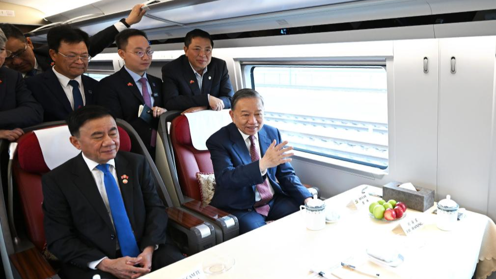 Le secrétaire général du Comité central du Parti communiste vietnamien et président vietnamien To Lam, en visite d'État en Chine, est assis dans un train à grande vitesse en route depuis Pékin, capitale de la Chine, vers la région autonome Zhuang du Guangxi, dans le sud de la Chine, le 16 avril 2026. /Xinhua