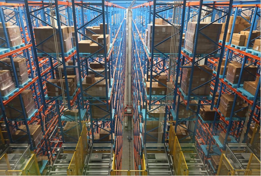 Un transstockeur (C) empile des marchandises dans un entrepôt automatisé à hauts rayonnages du centre logistique phare de Maersk Lin-gang à Shanghai, dans l'est de la Chine, le 26 novembre 2025. /Xinhua