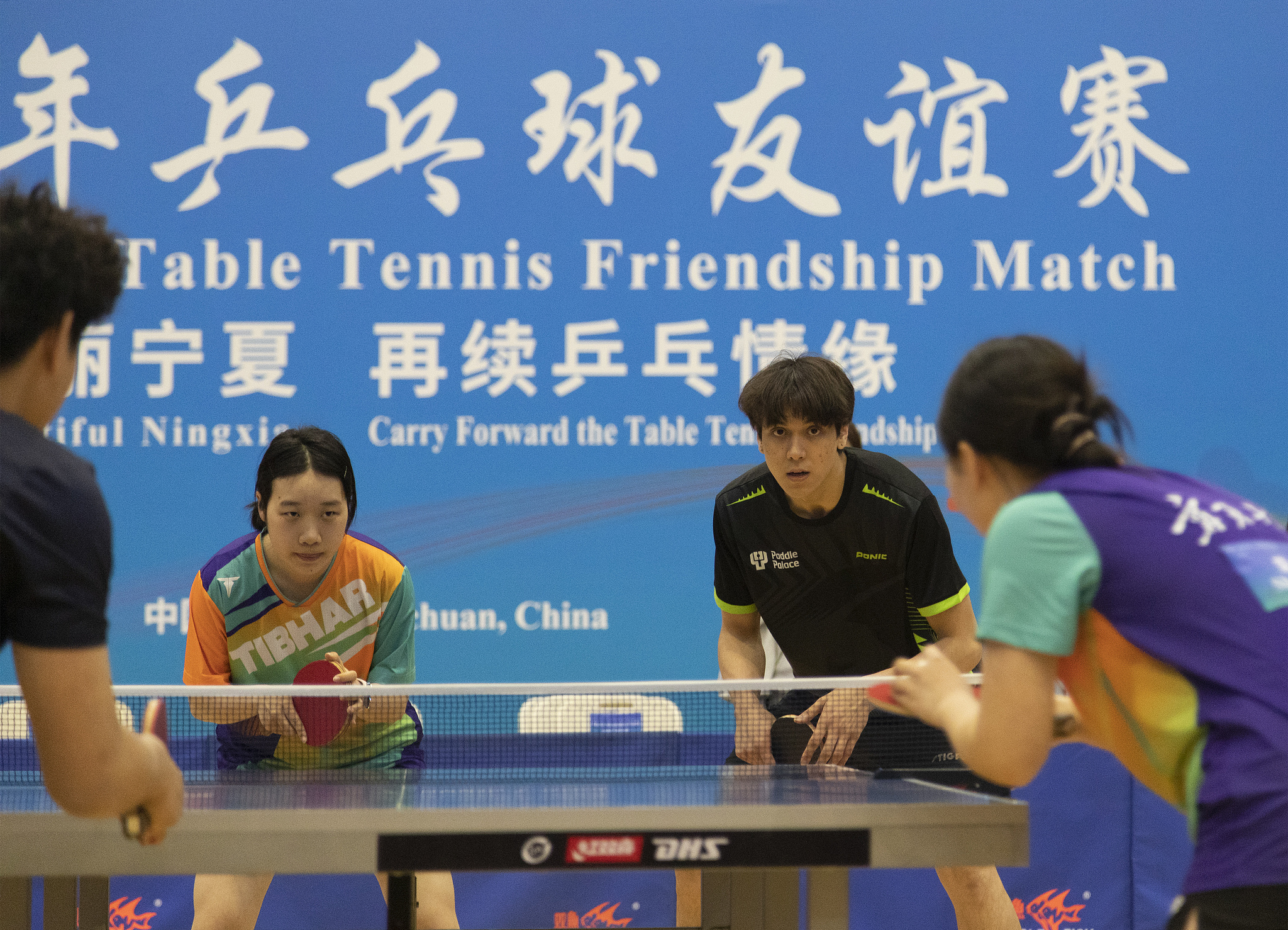 De jeunes Américains et Chinois organisent un match amical de tennis de table à Yinchuan, en Chine, le 16 avril 2026. /VCG