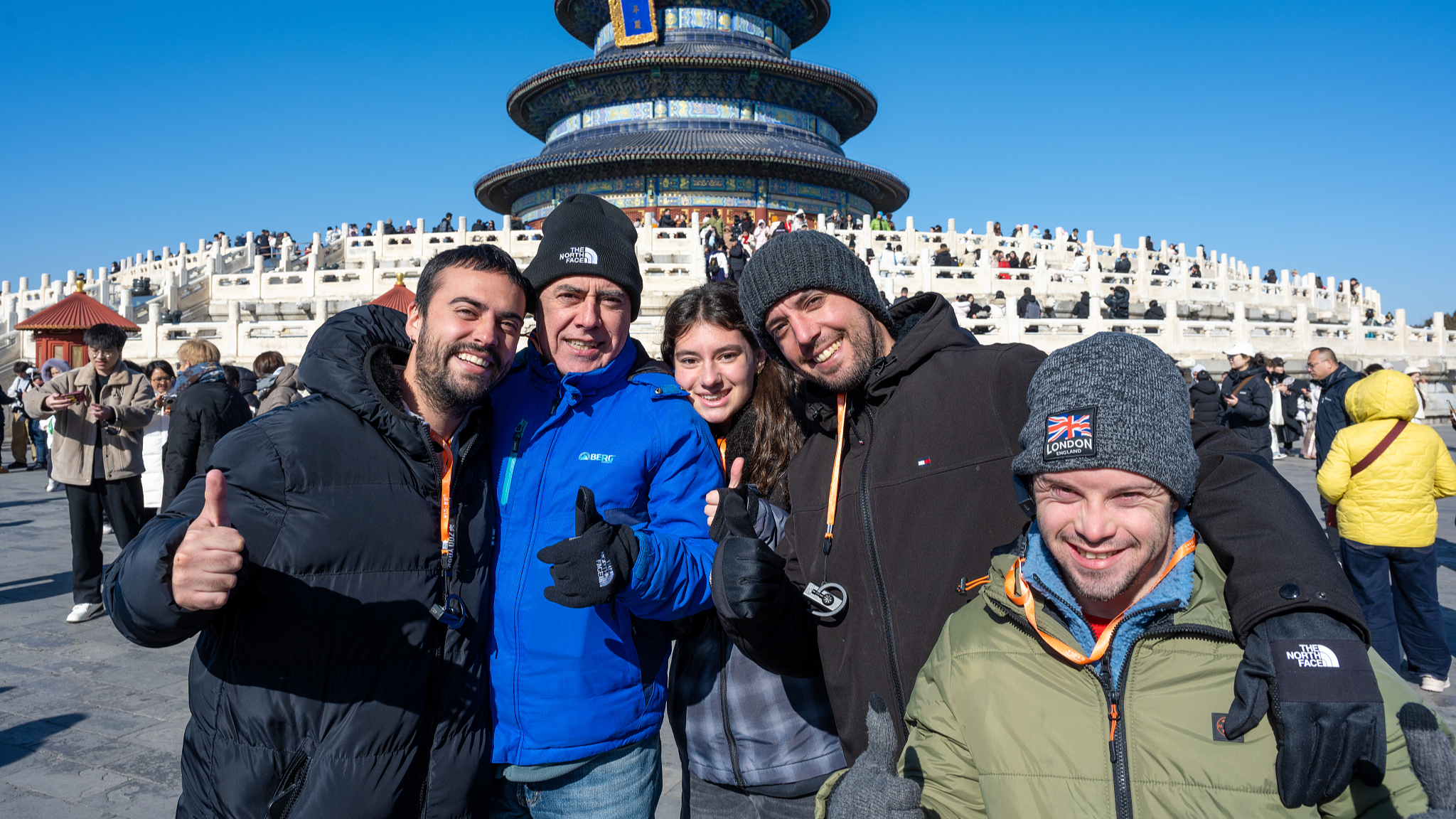 Des visiteurs étrangers posent pour une photo de groupe dans un lieu touristique de Pékin, en Chine, le 31 janvier 2026. /VCG