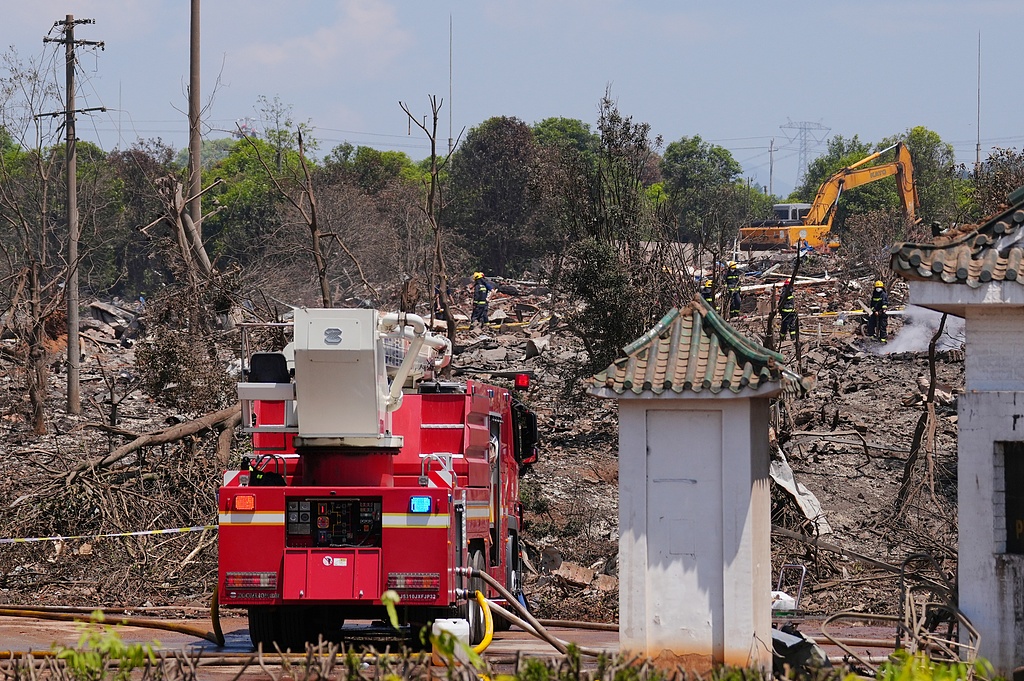 Des secouristes travaillent sur le site d'une explosion dans une usine de feux d'artifice dans la ville de Guandu, Liuyang, province du Hunan (centre de la Chine), le 5 mai 2026. /VCG