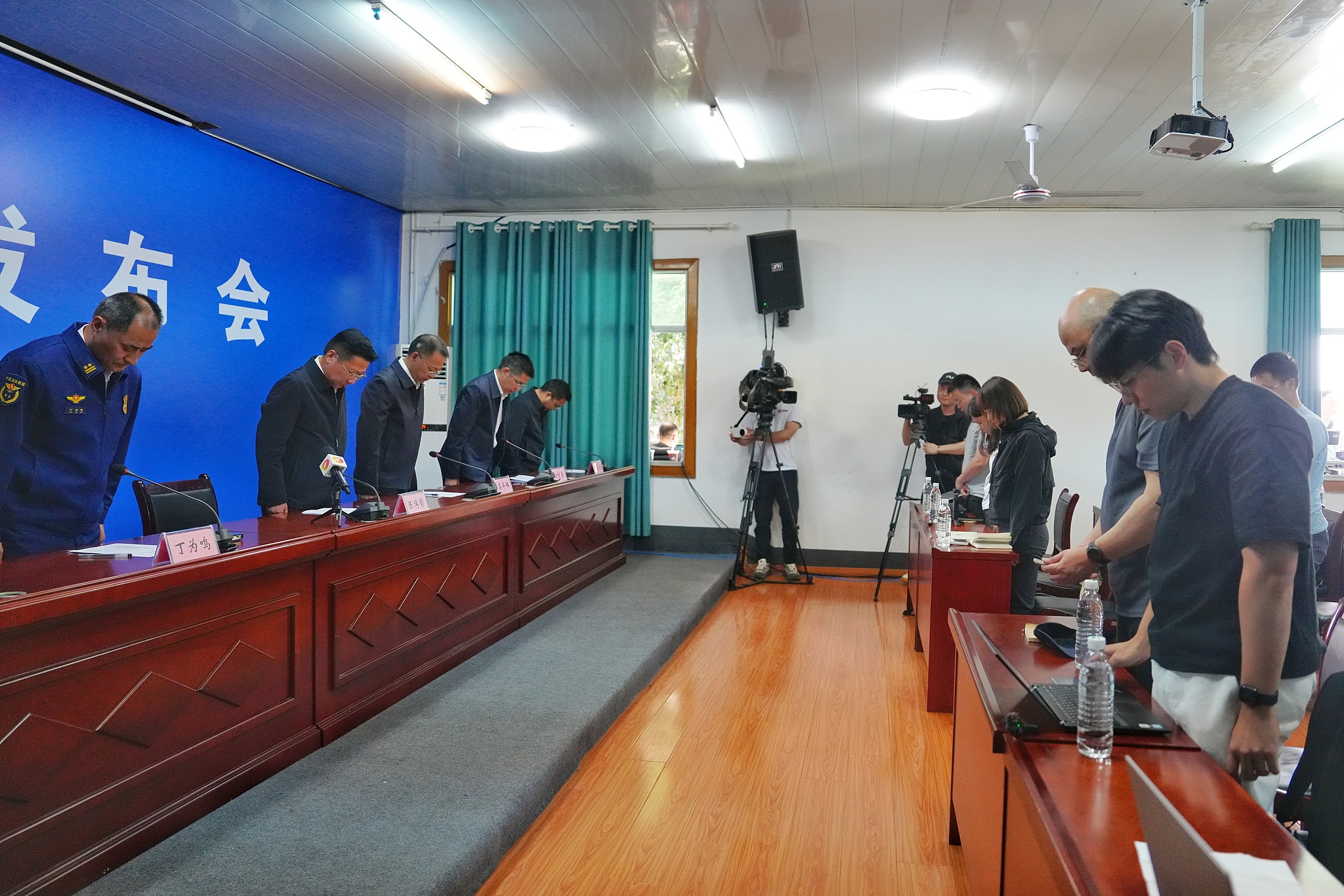 Les participants observent une minute de silence pour les victimes avant une conférence de presse à Changsha, province du Hunan, le 5 mai 2026. /VCG