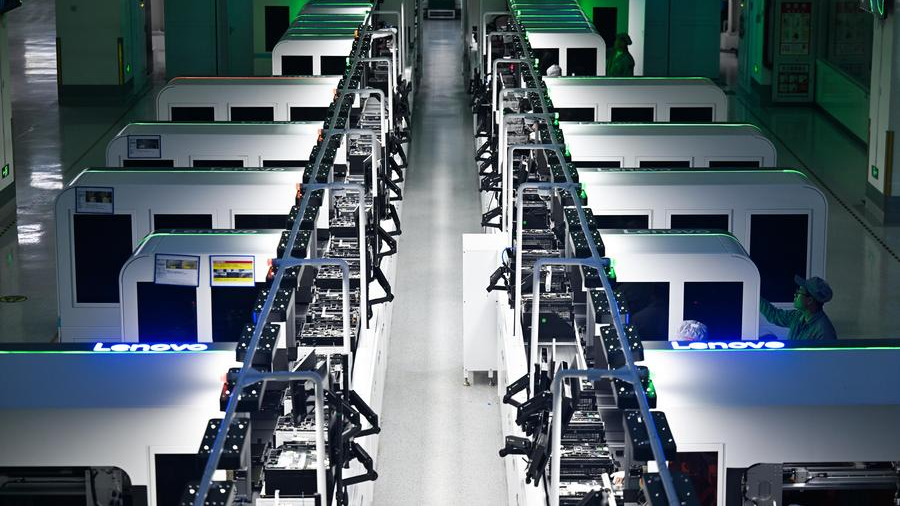 La chaîne de production d'ordinateurs portables de l'usine de fabrication intelligente et neutre en carbone de Lenovo à Tianjin, dans le nord de la Chine, le 4 juillet 2025. /Xinhua