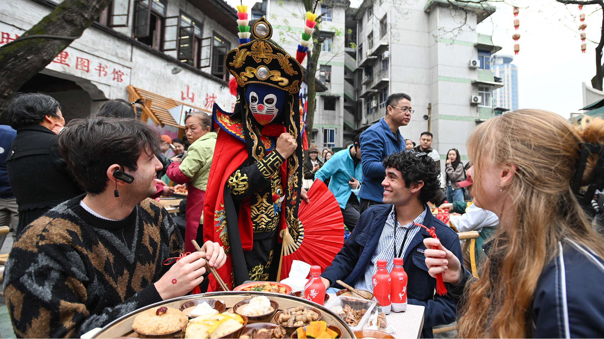 Des étudiants américains de l'Université de Yale visitent Chongqing, en Chine, le 20 mars 2026. /VCG