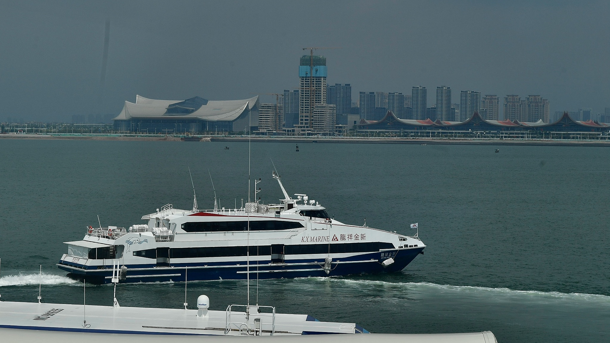 Un ferry à passagers sur la route touristique Xiamen-Kinmen est amarré au terminal des ferries de Wutong à Xiamen, dans la province chinoise du Fujian (sud-est). /VCG