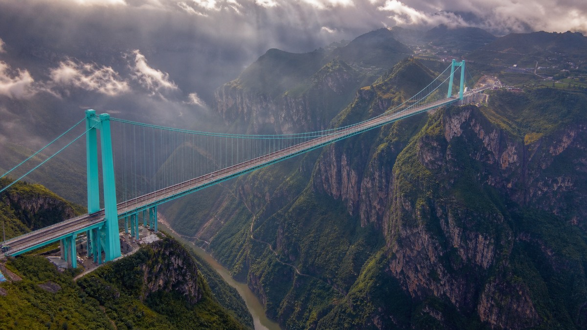 Le pont du canyon de Huajiang traverse une vallée profonde du Guizhou