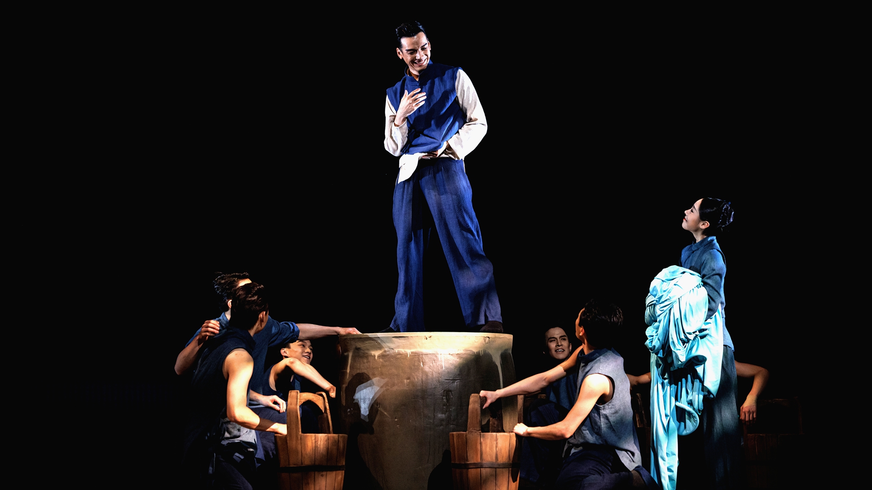 Liu Jia (au centre) joue Chen Shouting dans le drame dansé Dye House. /Théâtre de chant et de danse du Shandong