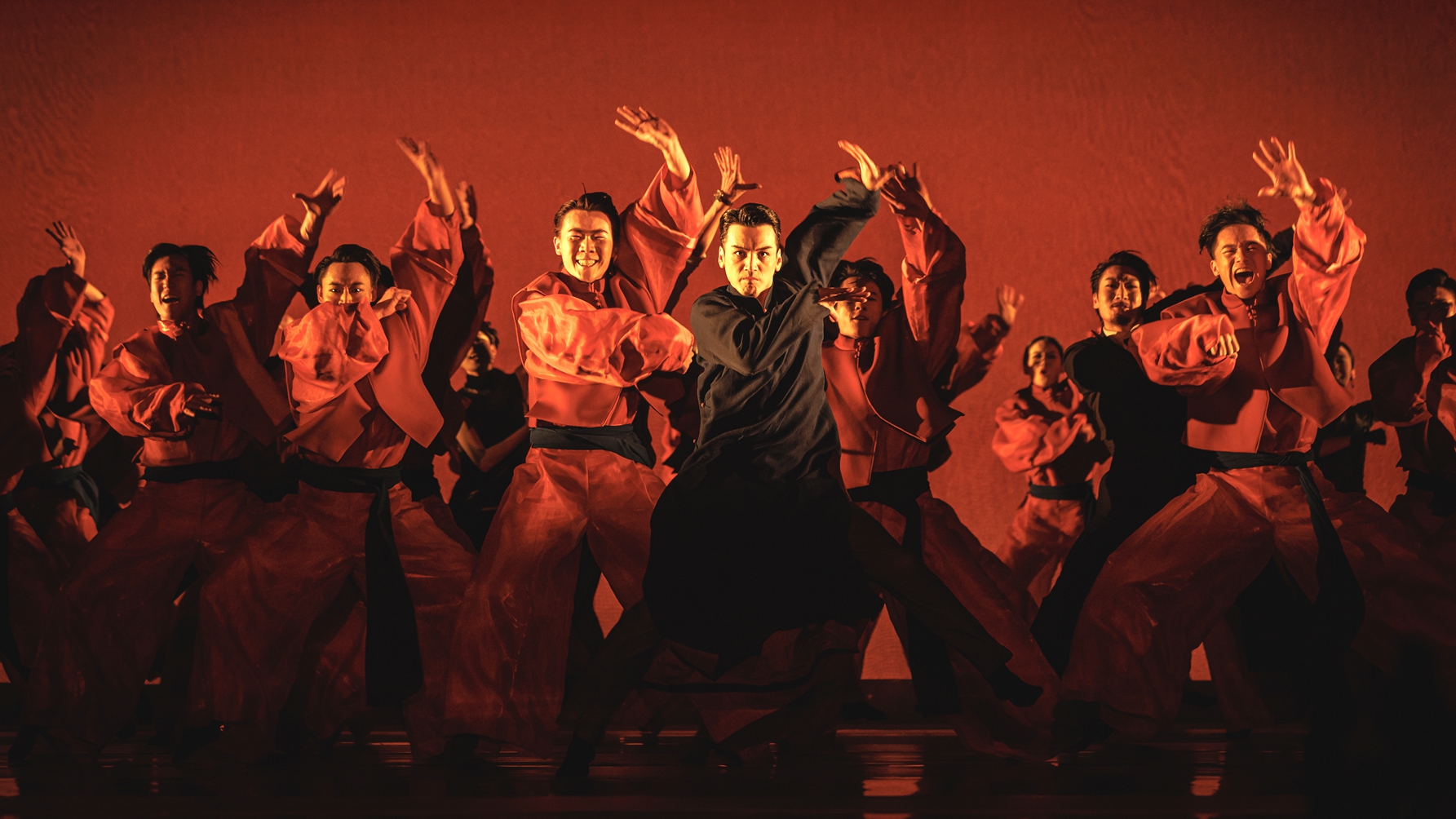 Guzi Yangge, une forme de danse folklorique traditionnelle du Shandong, s'est produite lors du rappel du drame dansé Dye House. /Théâtre de chant et de danse du Shandong