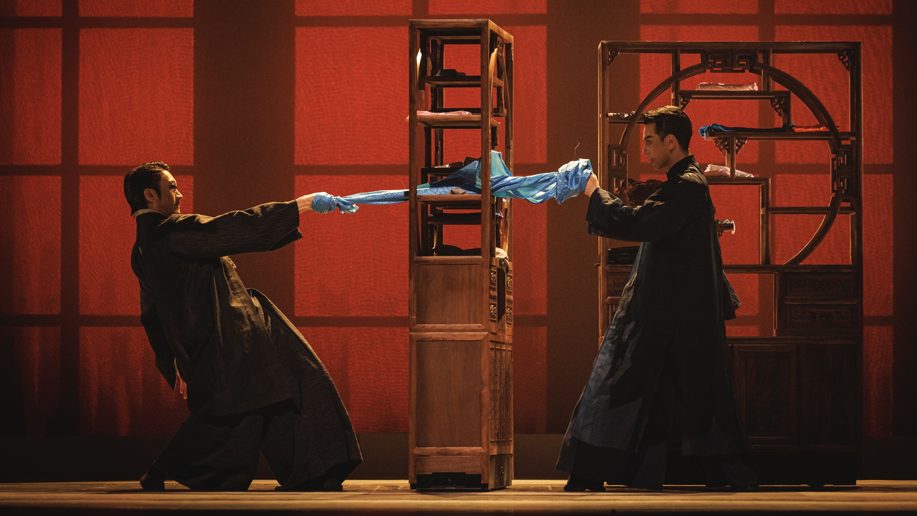 Une photo de scène du drame dansé Dye House. /Théâtre de chant et de danse du Shandong