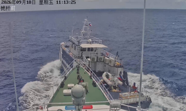 Des images exclusives montrent un navire philippin coupant à plusieurs reprises la proue d'un navire de la GCC avant la collision