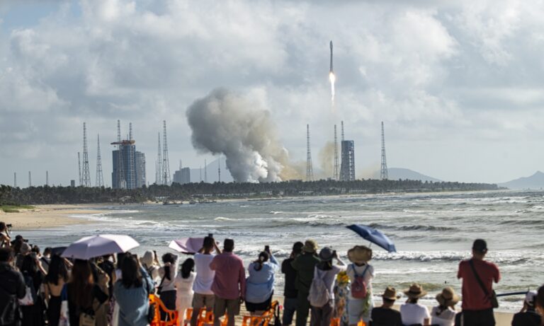 La Chine réalise deux missions de lancement spatial en une journée, envoyant des satellites Internet et de télédétection sur orbite