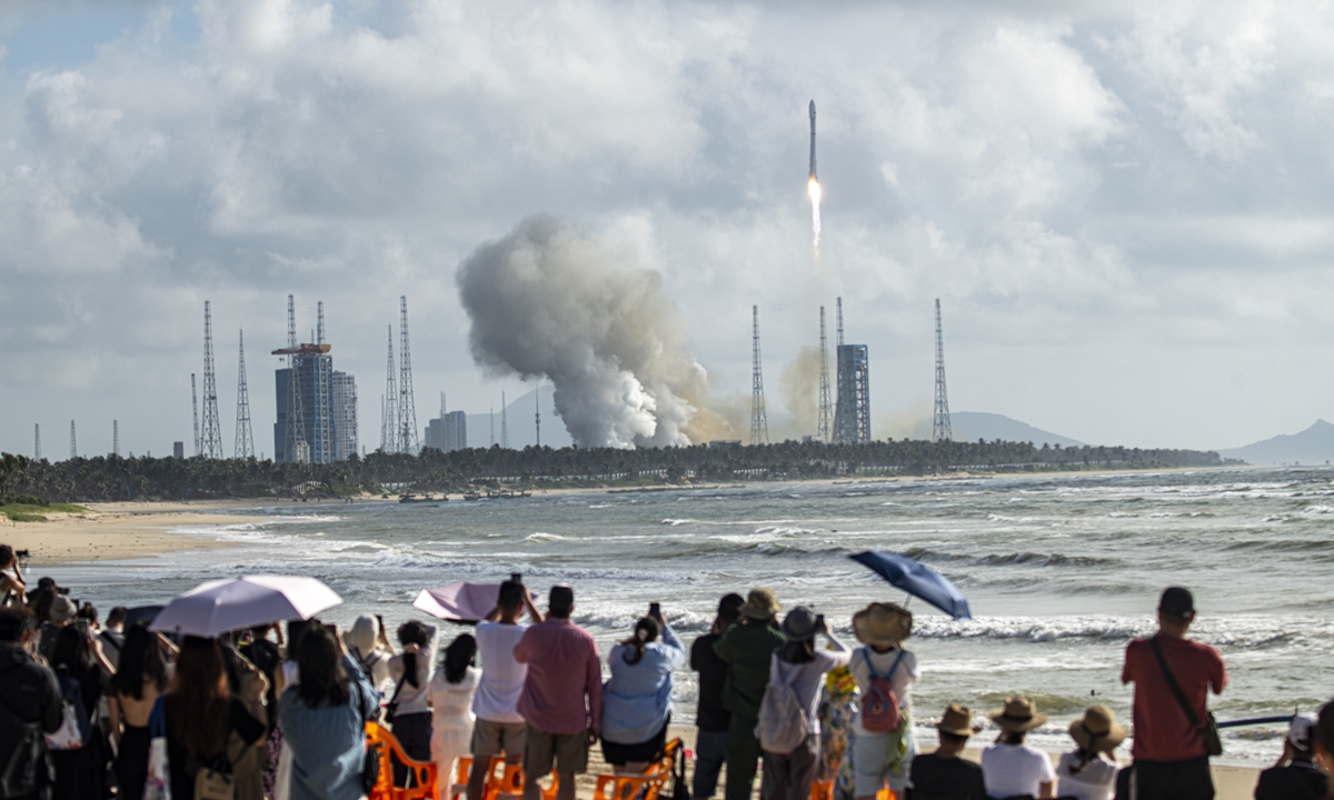 People watch a Long March 12 rocket lifting off at the Hainan commercial spacecraft launch site on September 17, 2026. Photo: VCG