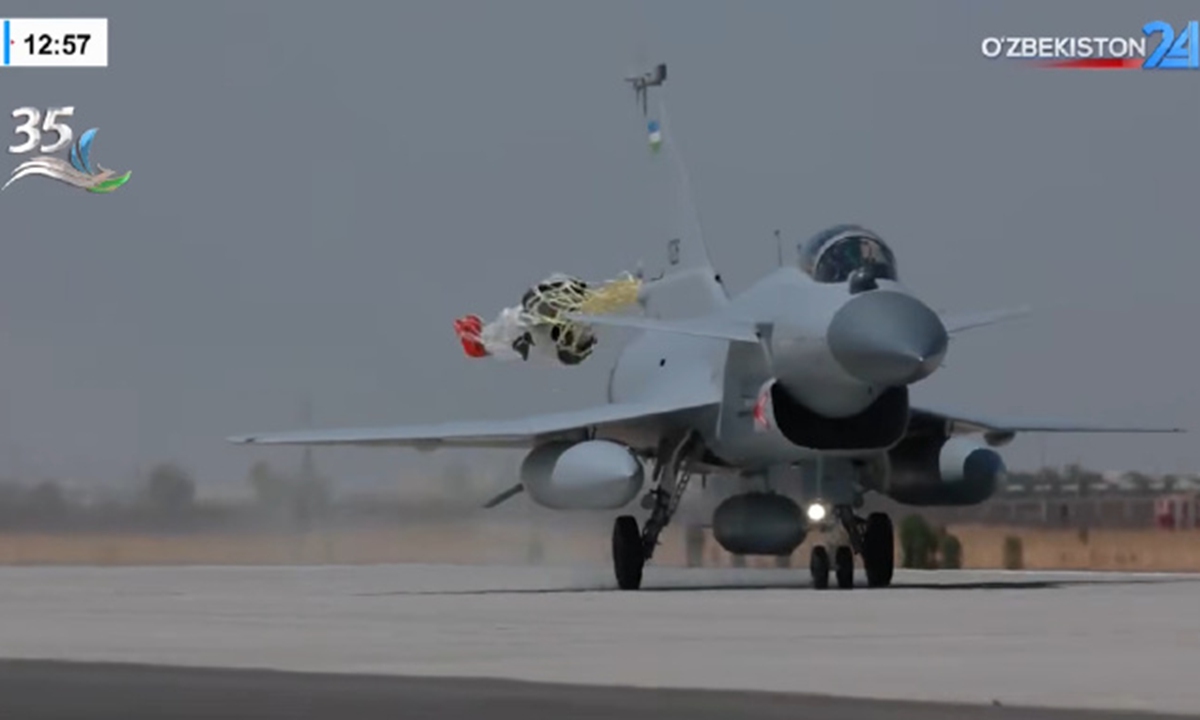 An official Uzbek broadcast shows a Chinese J-10CE fighter jet on August 28, 2026. Photo: Screenshot of O