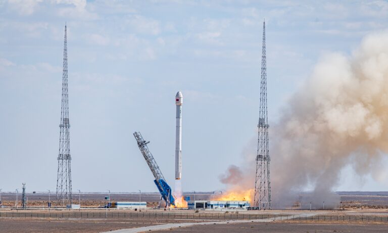 La fusée Zhuque-2E lance 10 satellites dans l'espace, alors que la fusée privée chinoise achève le premier déploiement à grande échelle d'une constellation Internet par satellite