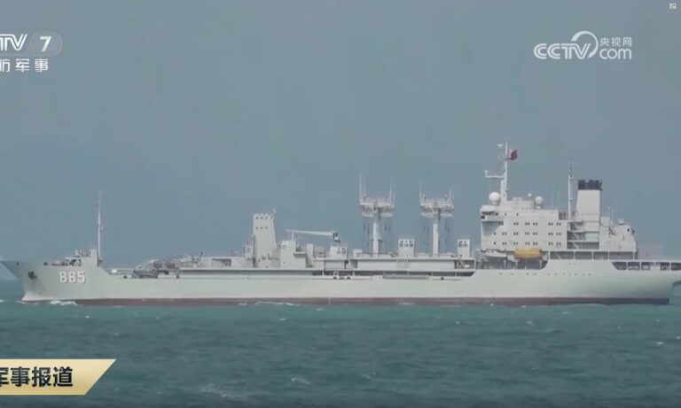 Le navire de ravitaillement « Qinghaihu » et le drone WZ-7 se joignent aux exercices militaires et des garde-côtes de la mer de Chine méridionale « alors que les forces sont prêtes à passer de l'entraînement au combat » : expert