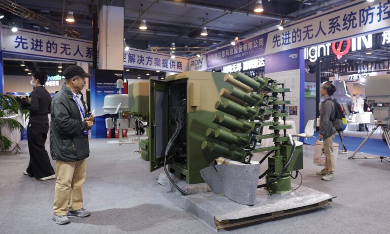 Les systèmes anti-UAV nationaux avancés de la Chine sont à l'honneur lors de la 14e Exposition internationale d'électronique de défense