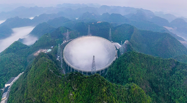 Le FAST se trouve dans une dépression karstique naturelle de la province du Guizhou, au sud-ouest de la Chine.
