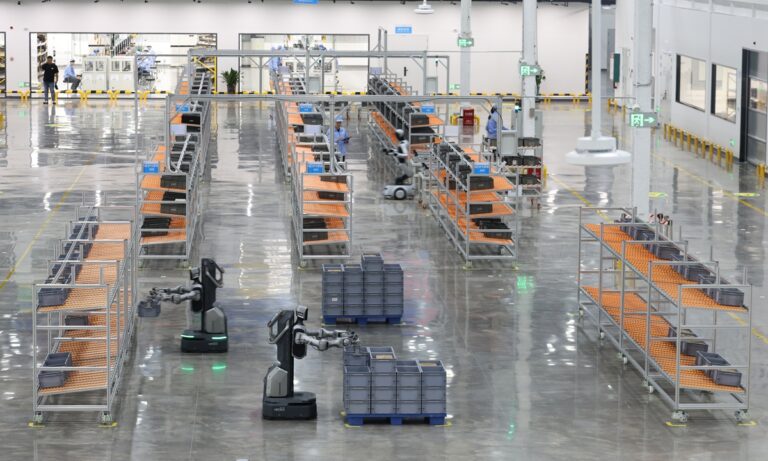 « Robots construisant des robots » : la première usine intelligente de robots humanoïdes industriels au monde à l'échelle de 10 000 unités démarre sa production