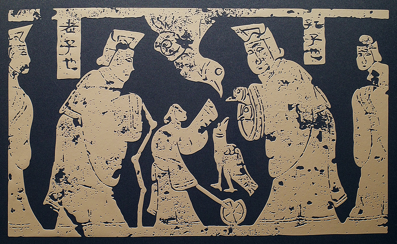 Une représentation de la dynastie Han représentant Confucius rencontrant Laozi, exposée au musée du site Dabaotai de Pékin. Confucius apparaît à la deuxième gauche. /VCG