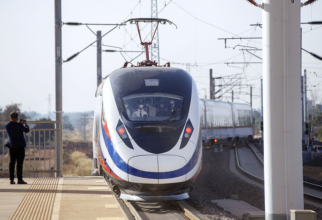 Un train sur la voie ferrée de construction chinoise qui relie la capitale laotienne à la ville chinoise de Kunming, Vientiane, Laos, le 3 décembre 2021. /VCG